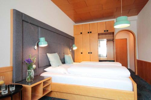 Hotel-Gasthof zum Bachにあるベッド