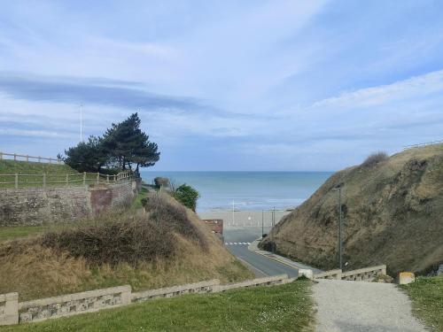 a winding road on a hill next to the ocean at Studio à la mer in Criel-sur-Mer