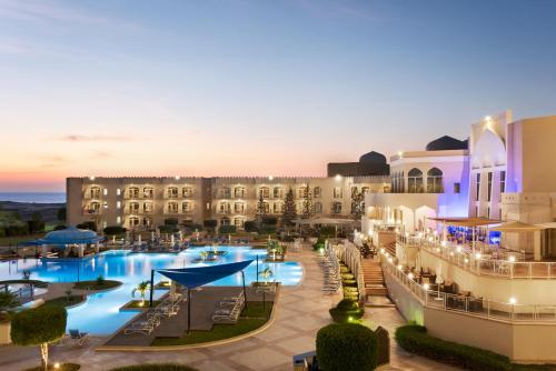 uma vista para um resort com uma piscina em Wyndham Garden Salalah Mirbat em Salalah