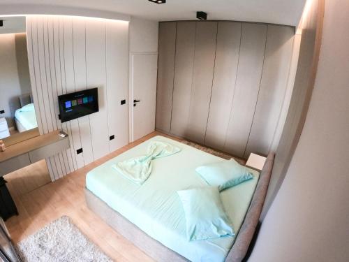 Ένα ή περισσότερα κρεβάτια σε δωμάτιο στο Roza's Apartment Tirana Center