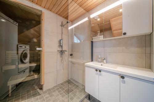 a bathroom with a sink and a shower at Levillas Sointuilevi 6A41 in Levi