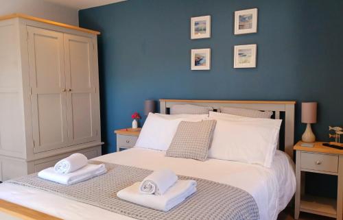 En eller flere senge i et værelse på Stylish coastal retreat in St Ives