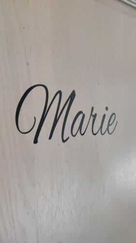 een teken dat zegt: merg op een witte muur bij Les coquelicots - Chambre Marie in Houdan