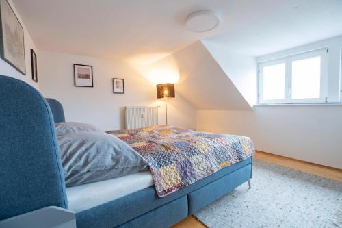 เตียงในห้องที่ idyllische Maisonette-Wohnung über der Altstadt