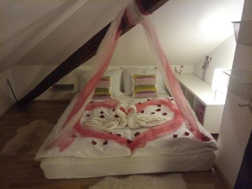 a bed with two cats made out of hearts at Rezidence Mandragora in Pardubice
