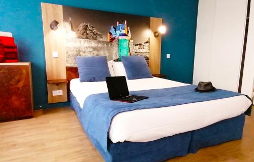 une chambre d'hôtel avec un lit avec un ordinateur portable dessus dans l'établissement Appart-Hotel Mer & Golf City Ile de Nantes, à Nantes