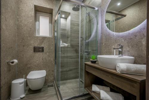 La salle de bains est pourvue d'un lavabo, de toilettes et d'une douche. dans l'établissement Casa Rafaela 201, à Prévéza