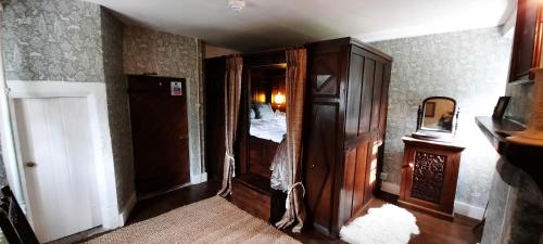 um quarto com um closet e um quarto com um espelho em West Wing Lickleyhead Castle em Auchleven