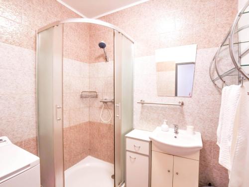 uma casa de banho com um chuveiro e um lavatório. em Apartment Hroncová, near city centre and park, quiet location em Košice