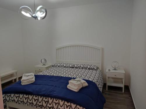 Un dormitorio con una cama y dos mesitas de noche. en Le Case di Mariù, en Mazara del Vallo