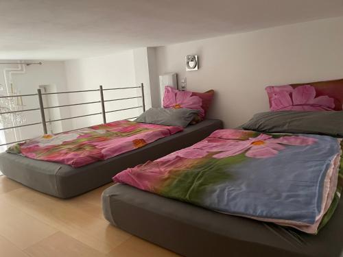 2 letti posti uno accanto all'altro in una stanza di Luxury 60m2 Appartement in Wilhelmstadt Berlin a Berlino