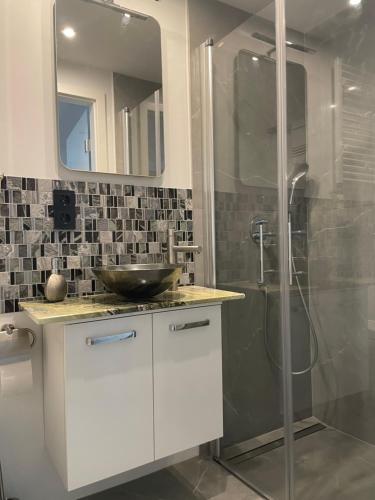 Phòng tắm tại Luxury 60m2 Appartement in Wilhelmstadt Berlin