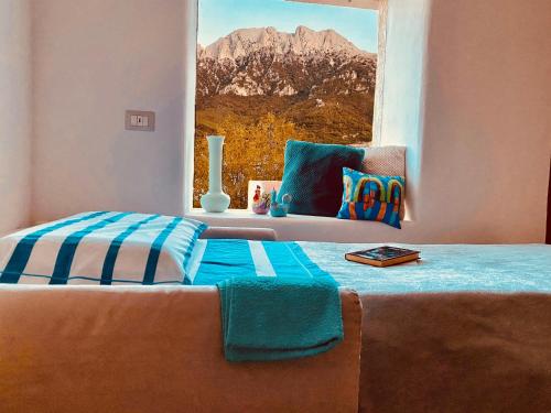 Un pat sau paturi într-o cameră la Monolocale con vista sulle montagne