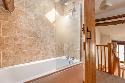 Ванная комната в Finest Retreats - Fives Court Cottage