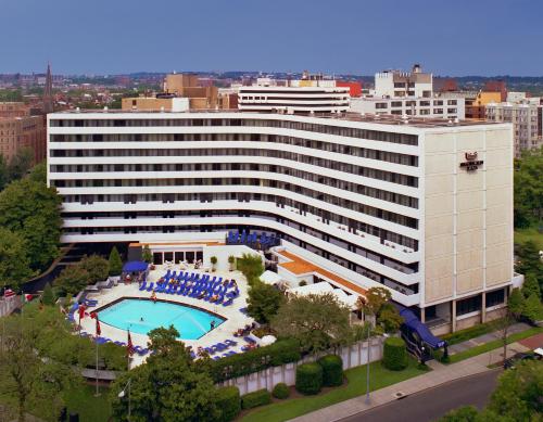 um grande edifício branco com uma piscina em frente em Washington Plaza Hotel em Washington