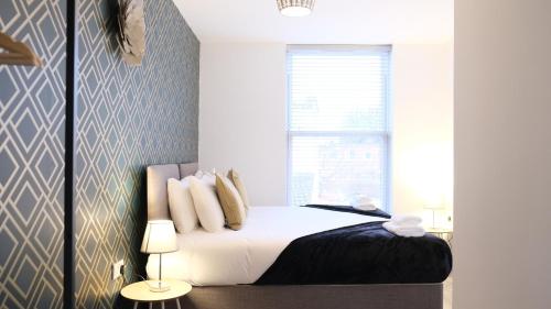 En eller flere senger på et rom på Stylish Central Apartment inc Free Parking + Bedford City Centre + Hospital