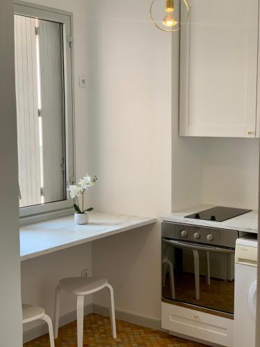 - une cuisine avec un comptoir, un évier et une cuisinière dans l'établissement DIJON CENTRE VILLE : SUPER APPARTEMENT NEUF, à Dijon