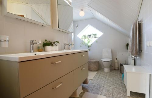 Koupelna v ubytování Nice and comfortable villa at the historic Naset in the Gothenburg archipelago
