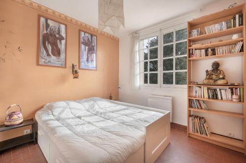 - une chambre avec un grand lit et une étagère dans l'établissement Villa à Pornic à 100m de la Plage, à Pornic