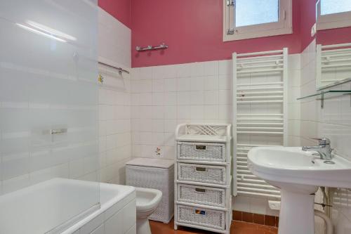 une salle de bain blanche avec un lavabo et des toilettes dans l'établissement Villa à Pornic à 100m de la Plage, à Pornic