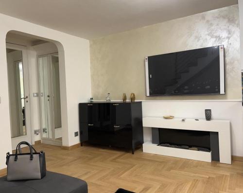 TV at/o entertainment center sa PARIOLI LUXURY SUITE