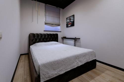 Riga Premium Apartments - ground floor with separate entrance tesisinde bir odada yatak veya yataklar