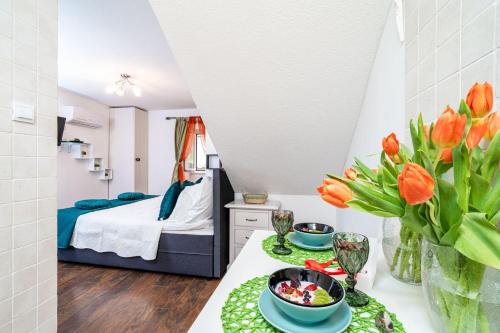 una habitación con una cama y una mesa con comida. en Apartments Plaza, en Dubrovnik