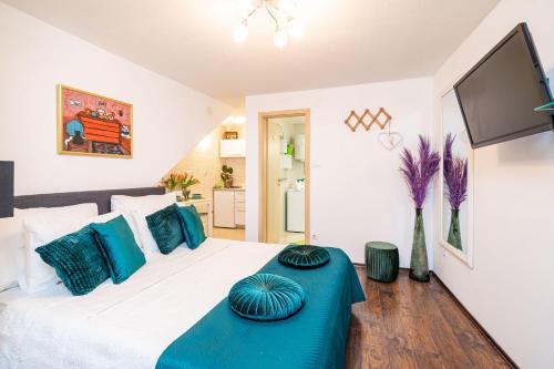 Un dormitorio con una cama con almohadas azules. en Apartments Plaza, en Dubrovnik