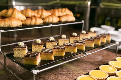 Silkotel Hoi An في هوي ان: يتم عرض حفنة من المعجنات في مخبز