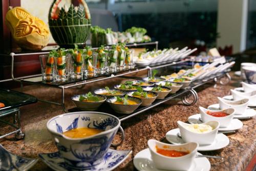 Silkotel Hoi An في هوي ان: بوفيه مع أطباق الطعام على الطاولة