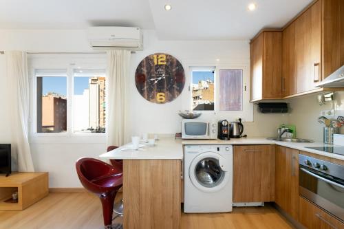 cocina con lavadora y microondas en Cute Apartment in Sants Station with HBO & Alexa & AC, en Barcelona