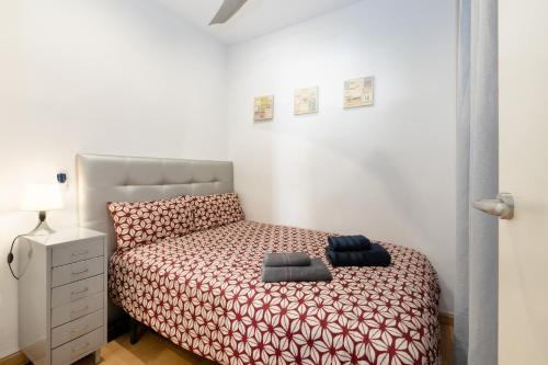 A bed or beds in a room at Cute Apartment in Sants Station with HBO & Alexa & AC