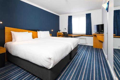 Postelja oz. postelje v sobi nastanitve Holiday Inn Express Manchester East, an IHG Hotel