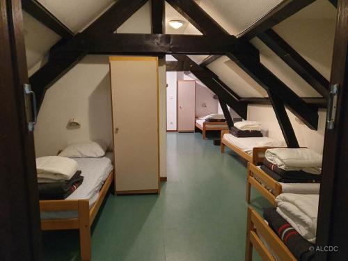 Pokój z 4 łóżkami piętrowymi w budynku w obiekcie Centre de vacances Les Moulins 