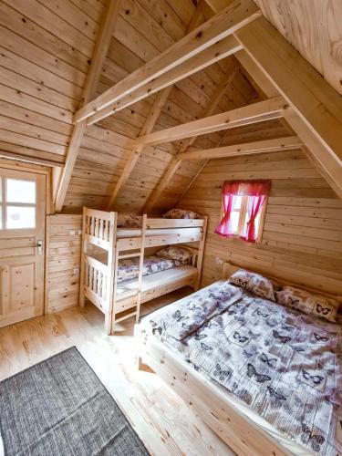 رافتينغ كامب تارا 87 في Hum: غرفة نوم في كوخ خشبي بها سريرين بطابقين