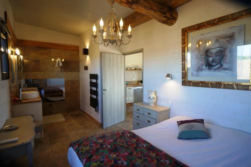 1 dormitorio con 1 cama grande y baño en Gîtes Equestres Lou Caloun - Les Saintes Maries de la Mer en Saintes-Maries-de-la-Mer