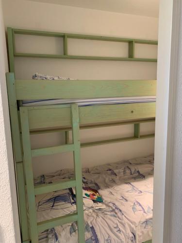 - un lit superposé vert dans un dortoir dans l'établissement Cap sud vue panoramique sur mer et terre, à Le Touquet-Paris-Plage
