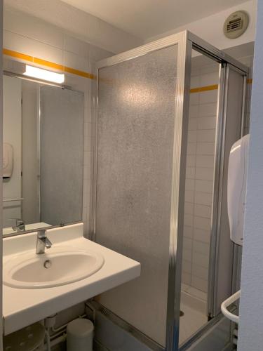 une salle de bain avec un lavabo et une douche dans l'établissement Cap sud vue panoramique sur mer et terre, à Le Touquet-Paris-Plage