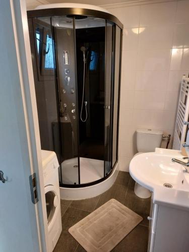 Chalet nr. 9 Resort Venetië tesisinde bir banyo