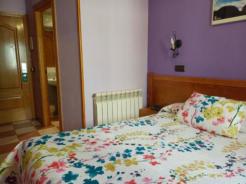 Postel nebo postele na pokoji v ubytování Hostal Don Jaime I y II