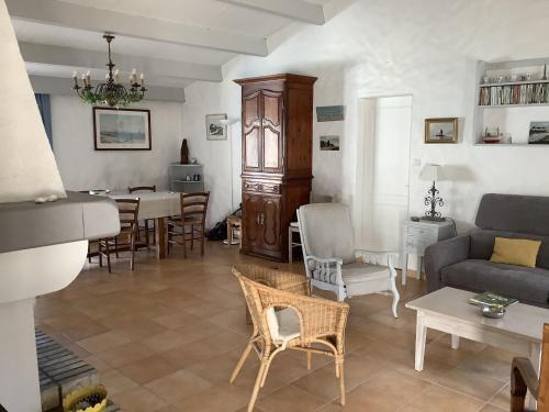 un salon avec un canapé et une table dans l'établissement Maison 4 adultes et 4 enfants - 250m de la plage, à La Guérinière
