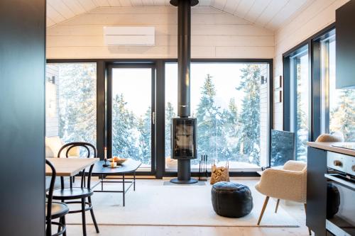a kitchen and dining room with a stove in a house at Villa Dakota in Syöte