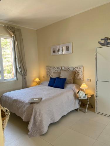 1 dormitorio con 1 cama con ordenador portátil en Le Storie di Manarola, en Manarola