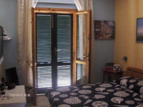 Katil atau katil-katil dalam bilik di Elbamare residence con piscina