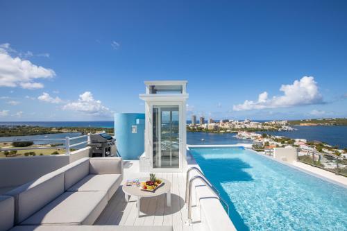 Bazén v ubytování Serenity Penthouse nebo v jeho okolí