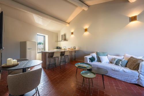 un salon avec un canapé et une cuisine dans l'établissement La Terrasse d'Eygalières, à Eygalières