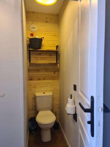 une salle de bain avec des toilettes blanches dans une chambre dans l'établissement appartement le Chamois 312 Valmeinier 1900 piscine extérieur uniquement ouverte saison d été avec 1 chambre, à Valmeinier