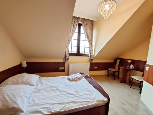 a bedroom with a bed and a large window at Hotel Viwaldi in Baruchowo