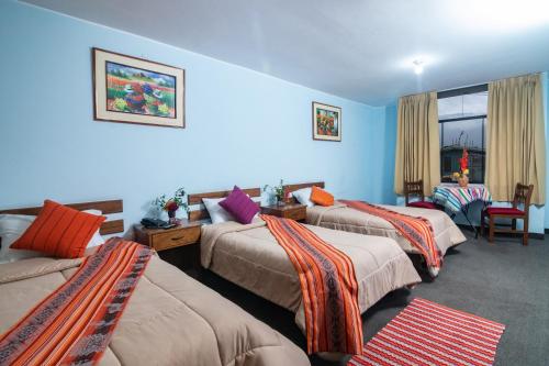 奇瓦伊的住宿－Hotel Nativa，酒店客房,设有三张床和一张沙发