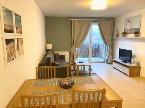 Μια τηλεόραση ή/και κέντρο ψυχαγωγίας στο Apartament Bałtycki